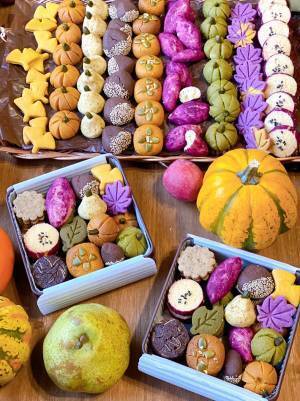 女性「これがこうなる」　色とりどりな生地を焼いたら…？