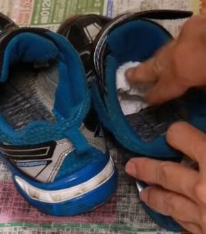 突然の雨で靴が濡れた！　帰宅後の対処法に「早く乾くとは」「やってみる」