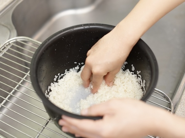 たまに見つかる真っ白いお米　食べても平気？　意外な正体に「知らなかった」