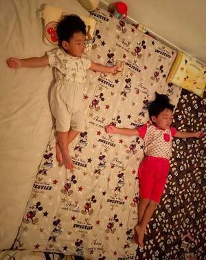 隣りで寝る兄弟　「舞い降りた」姿に『９万いいね』