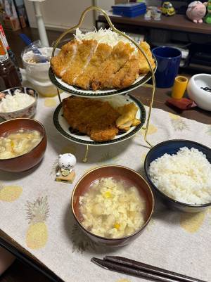 夕飯のとんかつが？　食卓の写真に「天才だ」「こういう使い方もあるのか！」