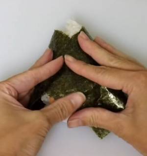 おむすびはもうにぎらない？　ラップ要らずの時短調理テクに「やってみたい」