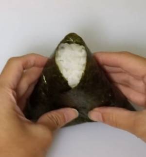 おむすびはもうにぎらない？　ラップ要らずの時短調理テクに「やってみたい」