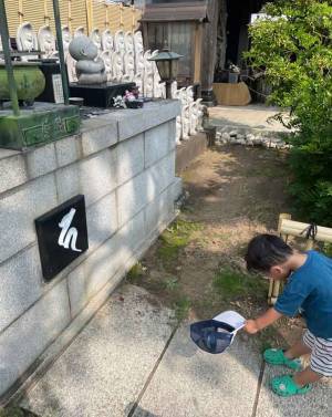 お寺に着いた親子　２歳児の行動に「人として、大切」