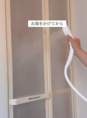 浴室ドアの黒ずみ　どう落とす？　方法に「早速試す」「ためになる」