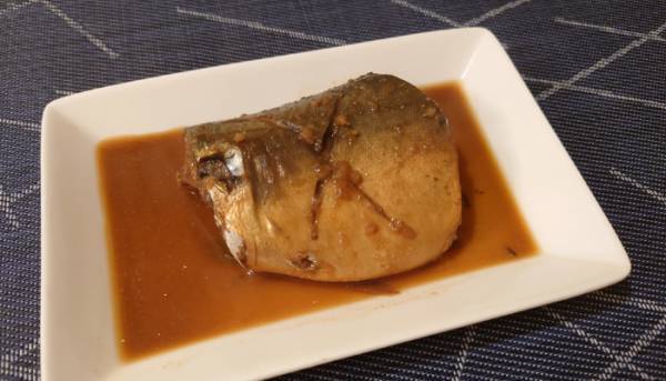 サバの味噌煮は『ティーバッグ』を入れてみて！　変化に「すごい！」「早速試す」