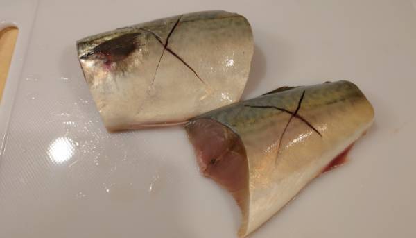 サバの味噌煮は『ティーバッグ』を入れてみて！　変化に「すごい！」「早速試す」