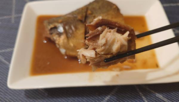 サバの味噌煮は『ティーバッグ』を入れてみて！　変化に「すごい！」「早速試す」