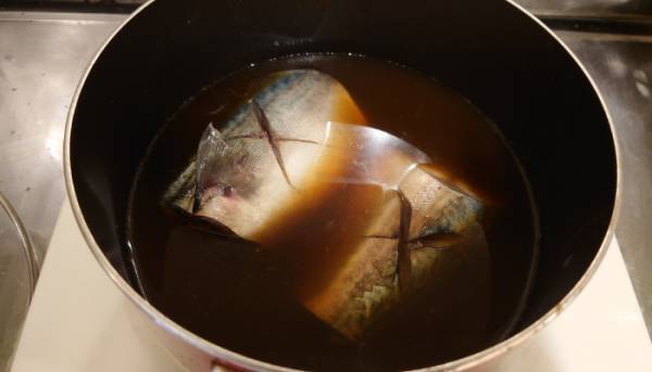 サバの味噌煮は『ティーバッグ』を入れてみて！　変化に「すごい！」「早速試す」