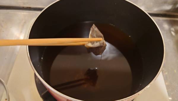 サバの味噌煮は『ティーバッグ』を入れてみて！　変化に「すごい！」「早速試す」