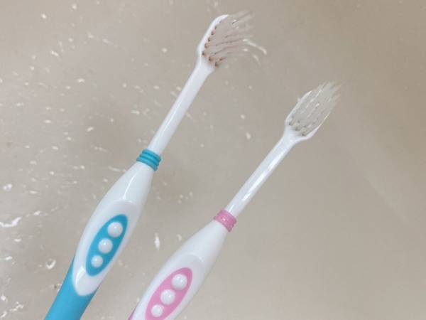 隙間掃除が効率化！　歯ブラシの先端をカットすると「めっちゃ快適」