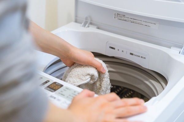 洗濯物の嫌なニオイを絶つ！　部屋干しのコツに「その手があったか！」