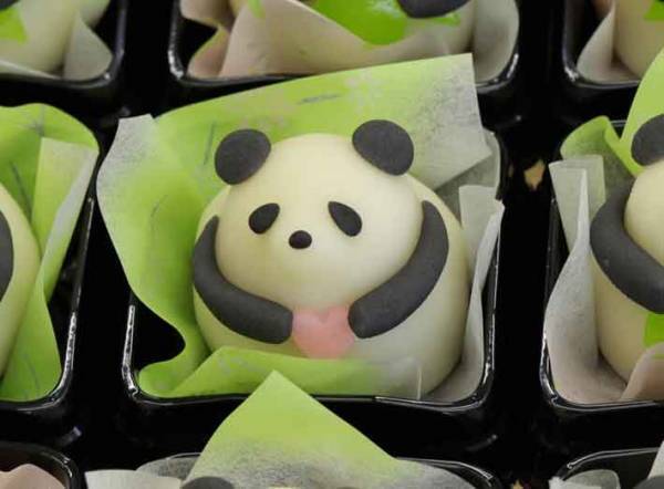 和菓子職人がクイズ？　１頭だけ違うパンダに「秒で見つけた」「幸せ探し」