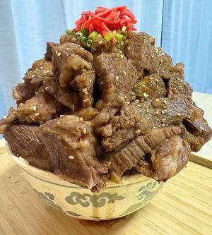 焼肉丼を作ったら？　『悪魔的』な姿に「笑った」「中学生男子の飯かよ」