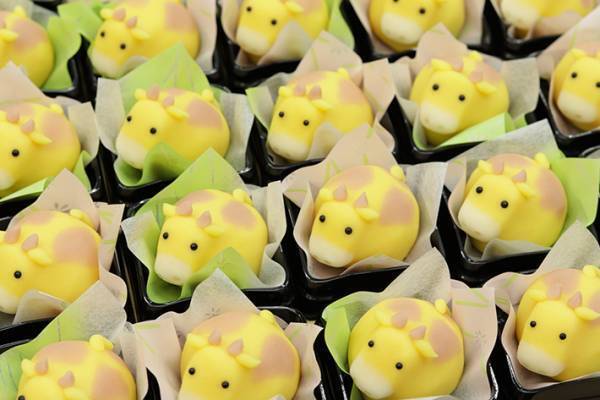 キリン型の和菓子を作ったら？　１枚に「笑った」「もう、待てないよ」