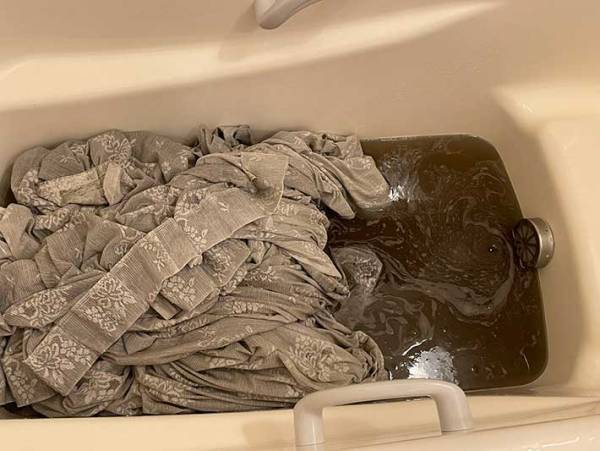 「カーテンを洗って出る色じゃない」　白のレースが…