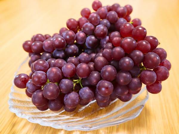 面倒なブドウの皮むきが一発！　目からウロコの裏技に「今度試してみよう！」