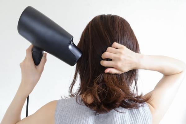 落としたドライヤーをそのまま使っても問題ない？　企業の回答に「気を付けます」
