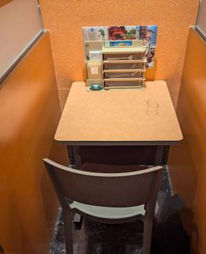 １人でサイゼに行ったら…　写真に「最高の席じゃないか！？」「近所にも欲しい」