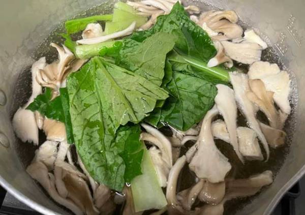 マイタケは水からゆでる？　味噌汁の作り方に「もったいないことしていた」