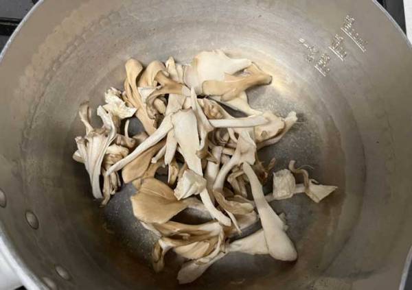 マイタケは水からゆでる？　味噌汁の作り方に「もったいないことしていた」
