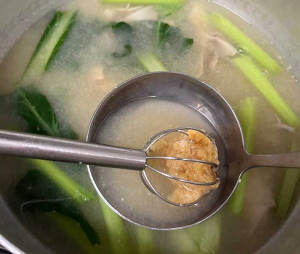 マイタケは水からゆでる？　味噌汁の作り方に「もったいないことしていた」