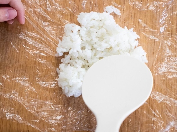 素手で握ってない？　おにぎりを握る時のNGに「知らないと怖い」「もうしません」