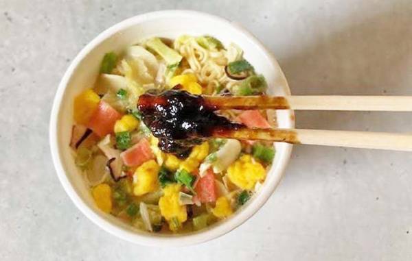 ご飯ではなく…？　『ごはんですよ』の思わぬ食べ方に「すごい」