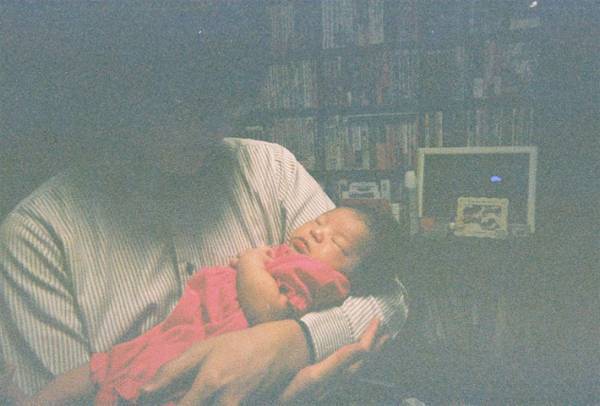 生まれたばかりの娘とパシャリ　現像した写真に「