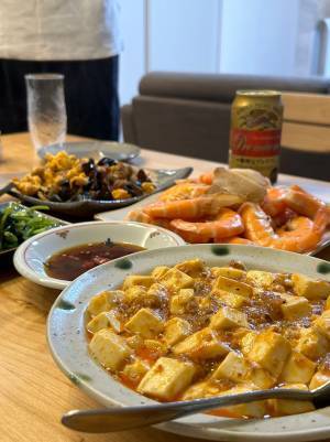 妻の料理を撮影した、夫と娘　２枚の写真に「見栄えが変わる」