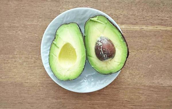 アボカドの皮と種、捨てないで！　思わぬ使い道に「意外にいい感じ」「子供も喜んだ」