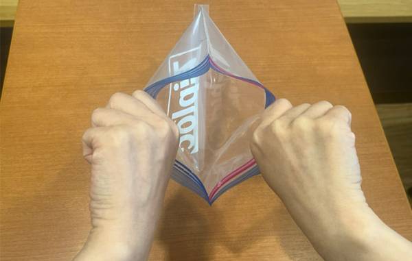 『ジップロック』どう開ける？　企業が教えるコツに「本当だった」
