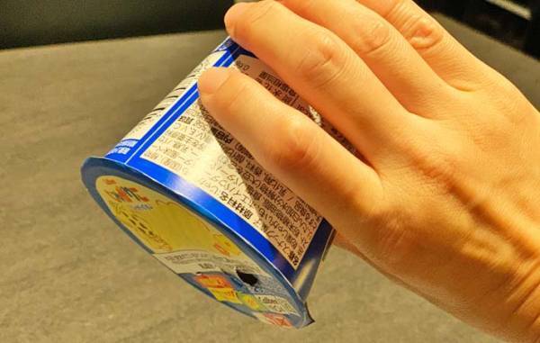 じゃがりこは、こう開けて！　こぼれにくい方法に「ずっとやる」