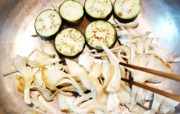 パンを半分にカットして…　のせたものに、家族「うまい！」「風味がいい」