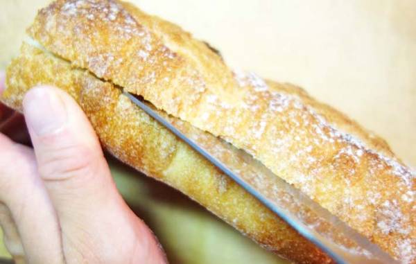 パンを半分にカットして…　のせたものに、家族「うまい！」「風味がいい」