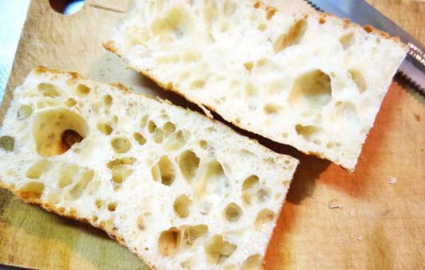 パンを半分にカットして…　のせたものに、家族「うまい！」「風味がいい」