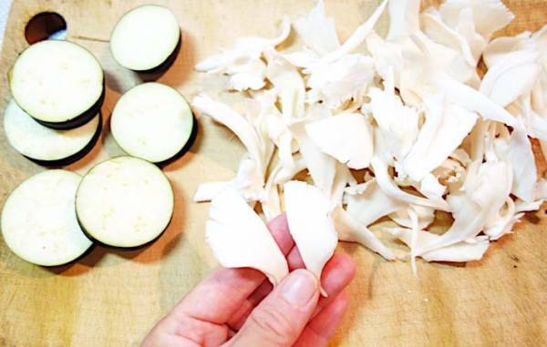 パンを半分にカットして…　のせたものに、家族「うまい！」「風味がいい」