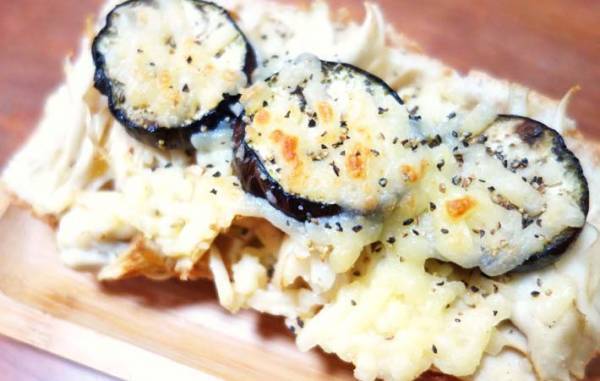 パンを半分にカットして…　のせたものに、家族「うまい！」「風味がいい」