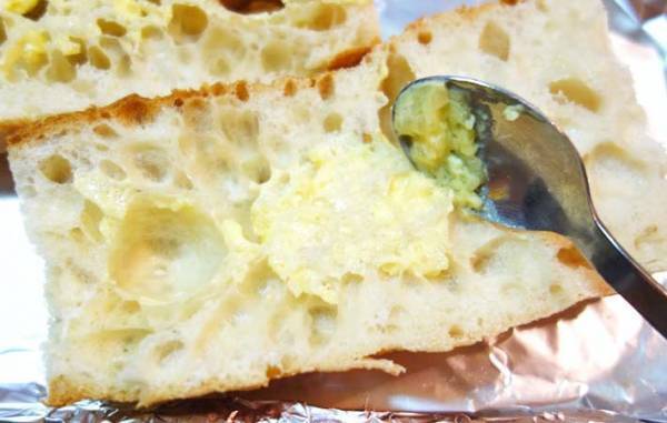 パンを半分にカットして…　のせたものに、家族「うまい！」「風味がいい」