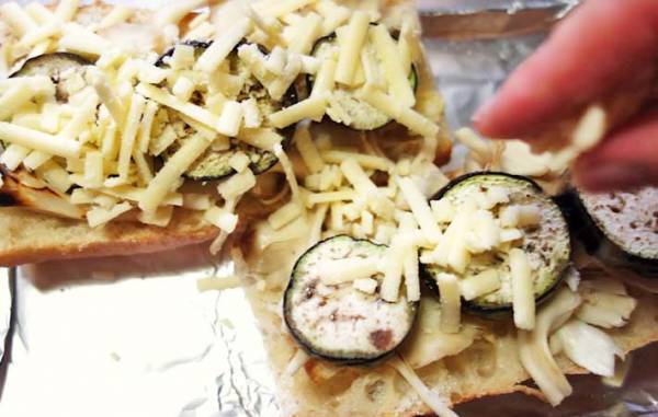 パンを半分にカットして…　のせたものに、家族「うまい！」「風味がいい」