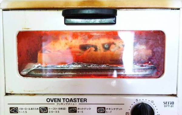 パンを半分にカットして…　のせたものに、家族「うまい！」「風味がいい」