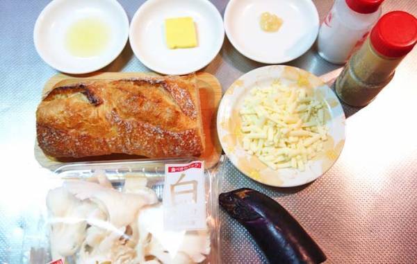 パンを半分にカットして…　のせたものに、家族「うまい！」「風味がいい」