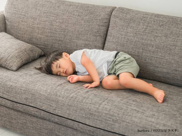 「寝たかチェックしてみよう」　母親にカマをかけられて、寝たフリが一瞬でバレた２歳児がこちら