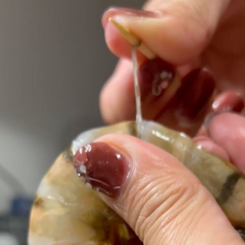 「背ワタが簡単に取れます」　包丁不要の裏技に「ラクすぎる」「早く知りたかった」