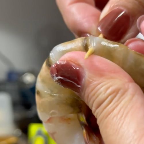 「背ワタが簡単に取れます」　包丁不要の裏技に「ラクすぎる」「早く知りたかった」