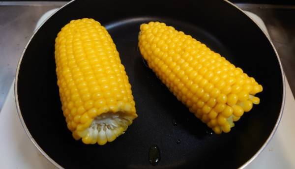 フライパンでトウモロコシを焼いてみたら…　超簡単なのに「大正解」「また作る」