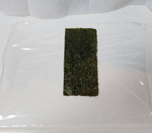 面倒な手間なし！　パリパリの海苔が楽しめるおにぎりの包み方