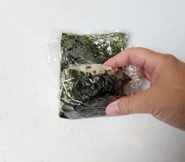 面倒な手間なし！　パリパリの海苔が楽しめるおにぎりの包み方