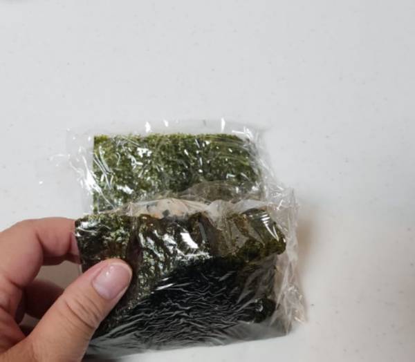 面倒な手間なし！　パリパリの海苔が楽しめるおにぎりの包み方