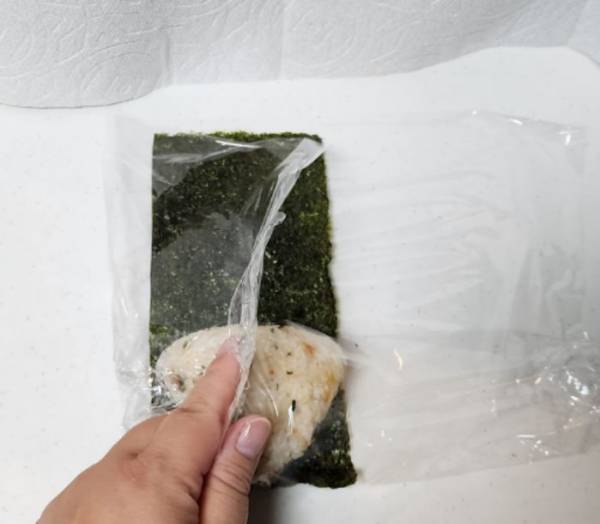 面倒な手間なし！　パリパリの海苔が楽しめるおにぎりの包み方